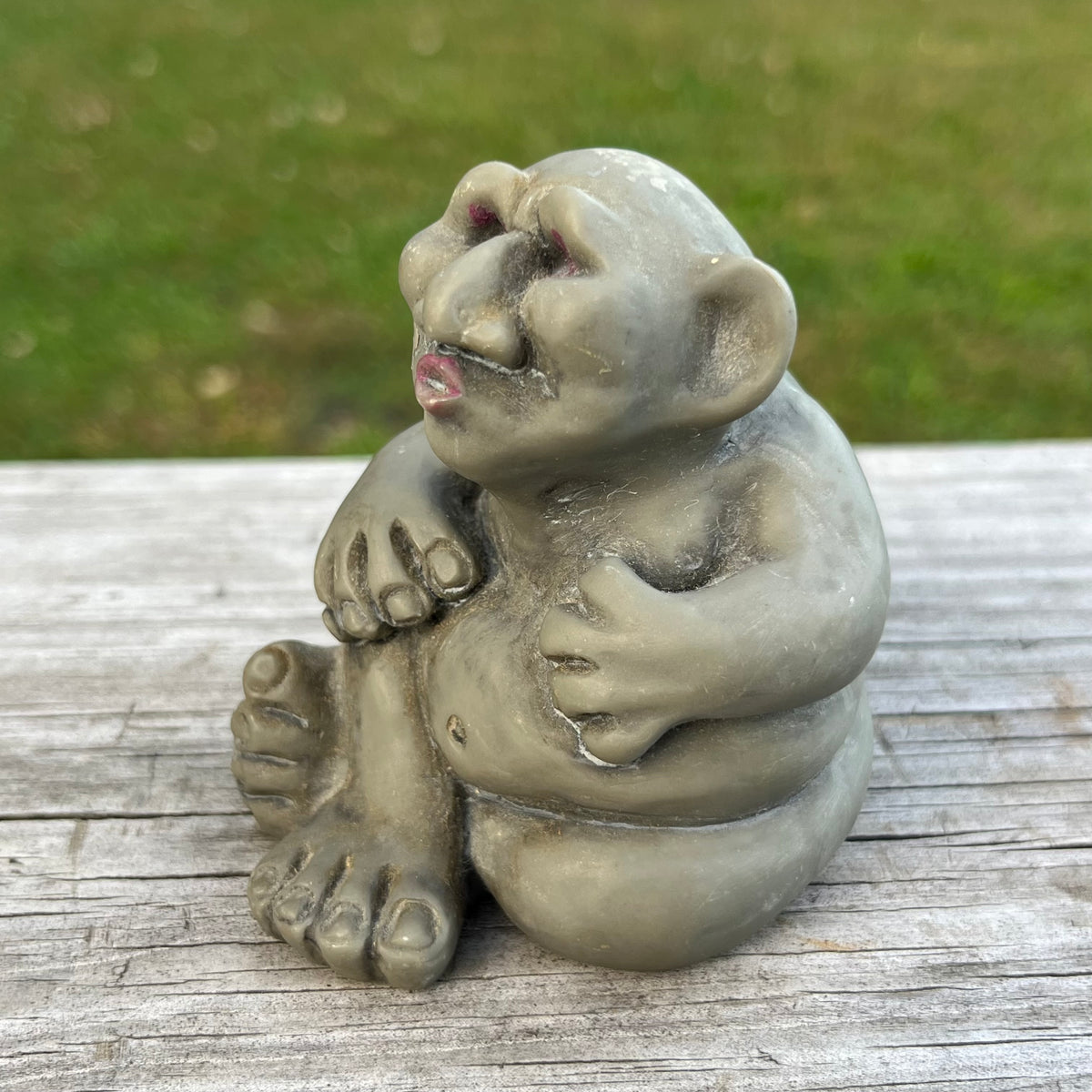 1994 Kissing garden troll.