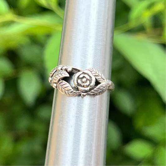 Vintage sterling silver rose ring. Size 5.5.