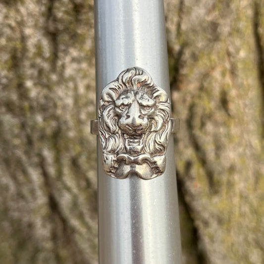 Vintage sterling silver lion ring. Size 12.75.