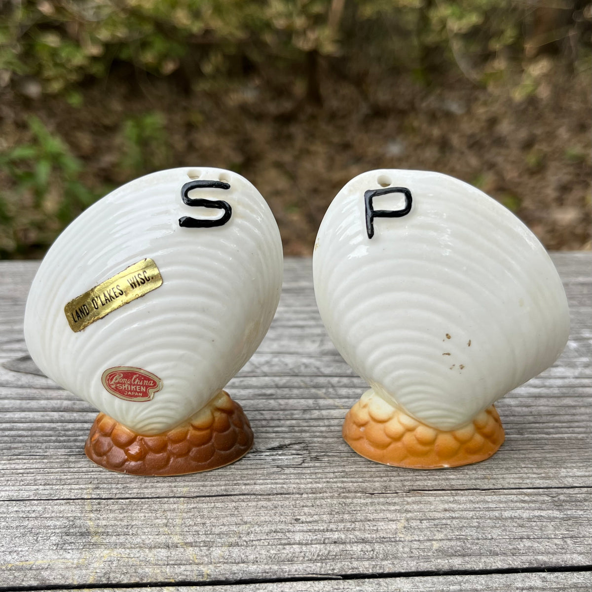 Vintage mussels salt n’ pepper shakers.