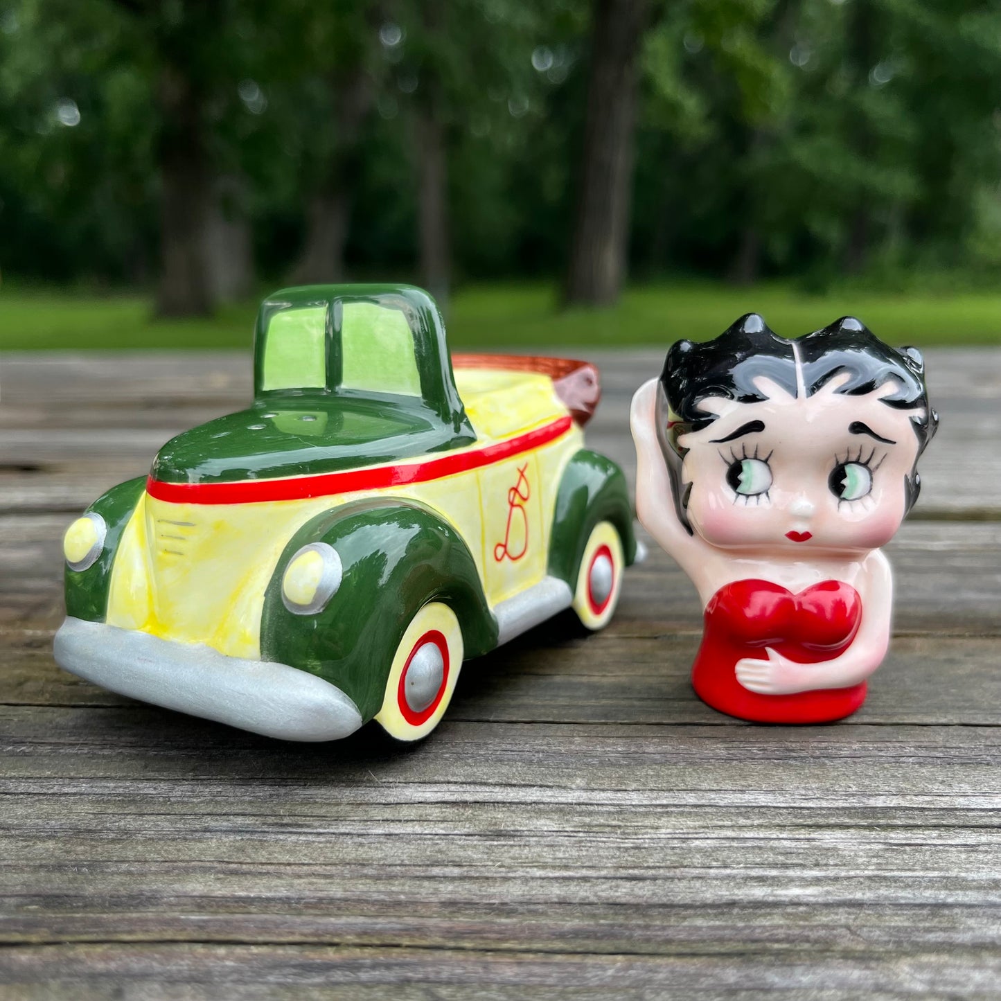 Y2K Betty Boop salt n' pepper shakers.