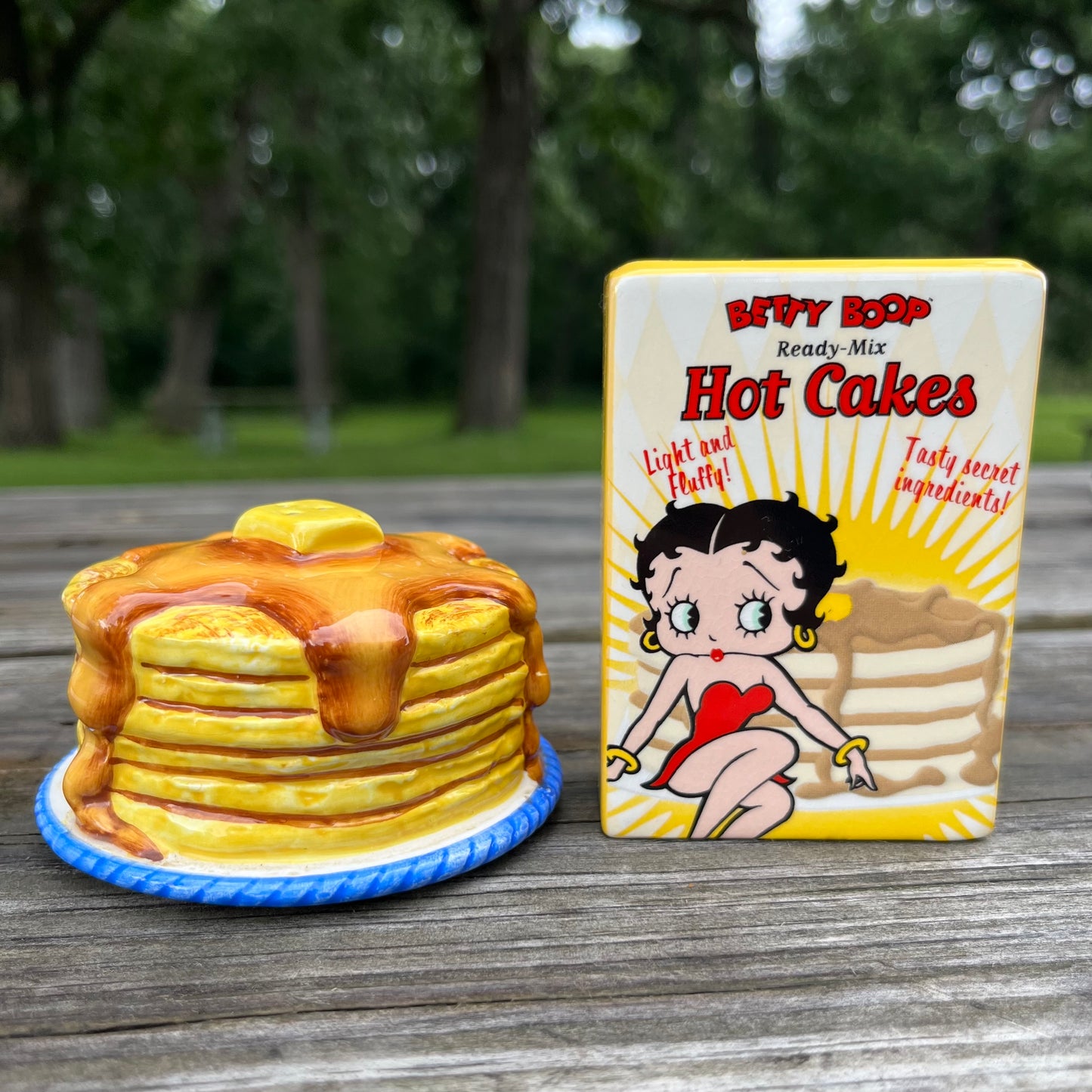 Y2K Betty Boop pancake salt n' pepper shakers.