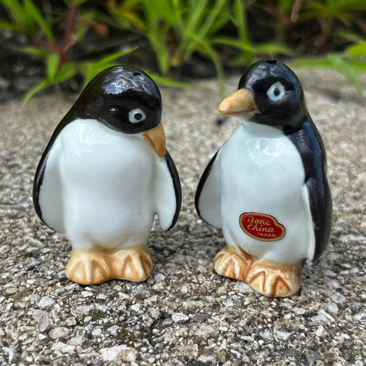 1950s Penguin salt n’ pepper shakers.