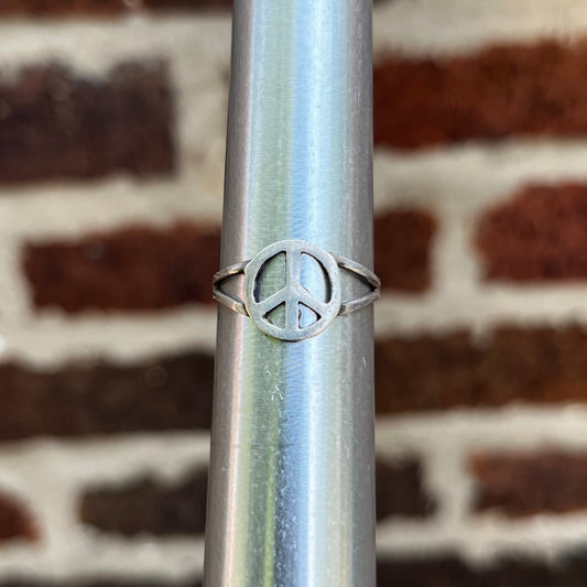 Vintage Sterling silver peace sign ring. Size 7.5