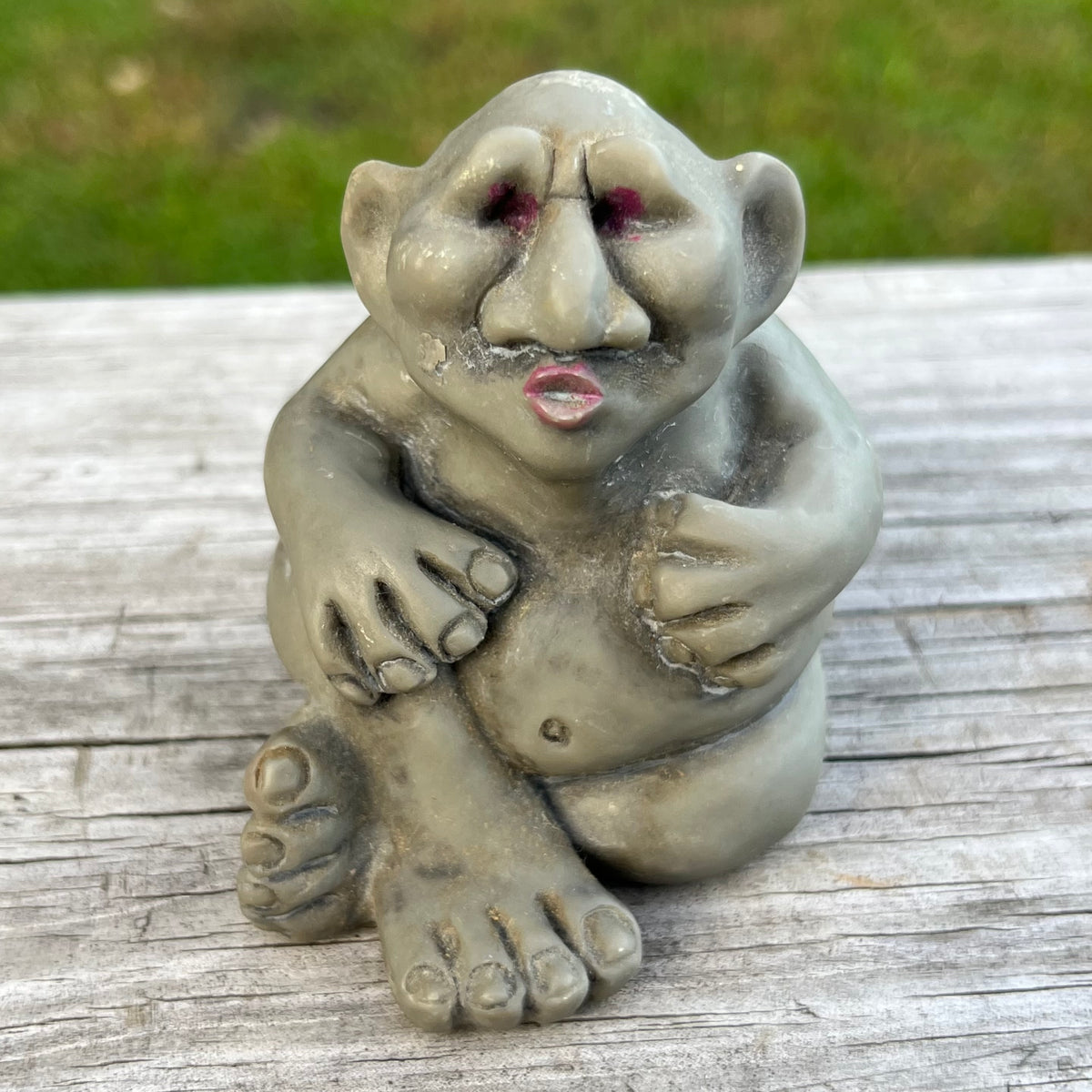1994 Kissing garden troll.