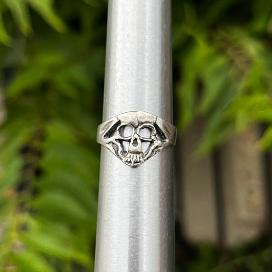 Vintage Sterling silver skully ring. Size 7.25.