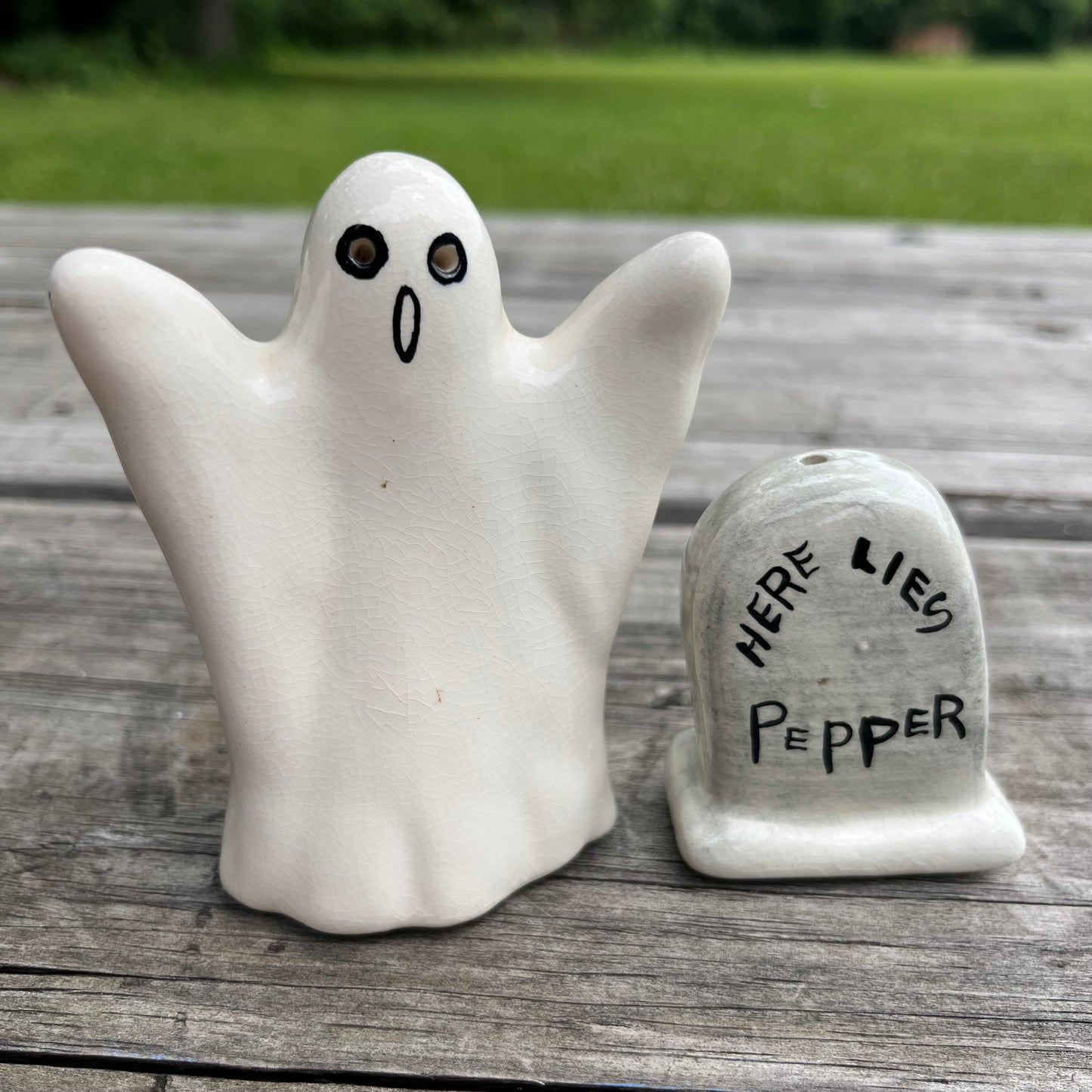 Vintage ghost and tombstone salt n’ pepper shakers.
