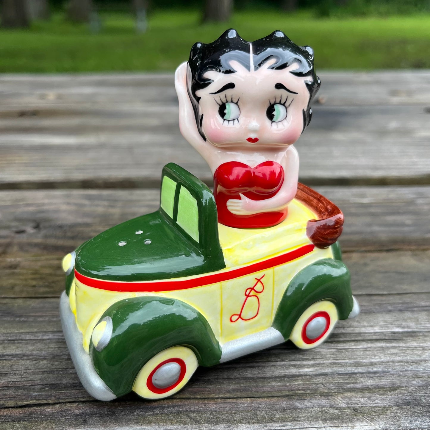 Y2K Betty Boop salt n' pepper shakers.