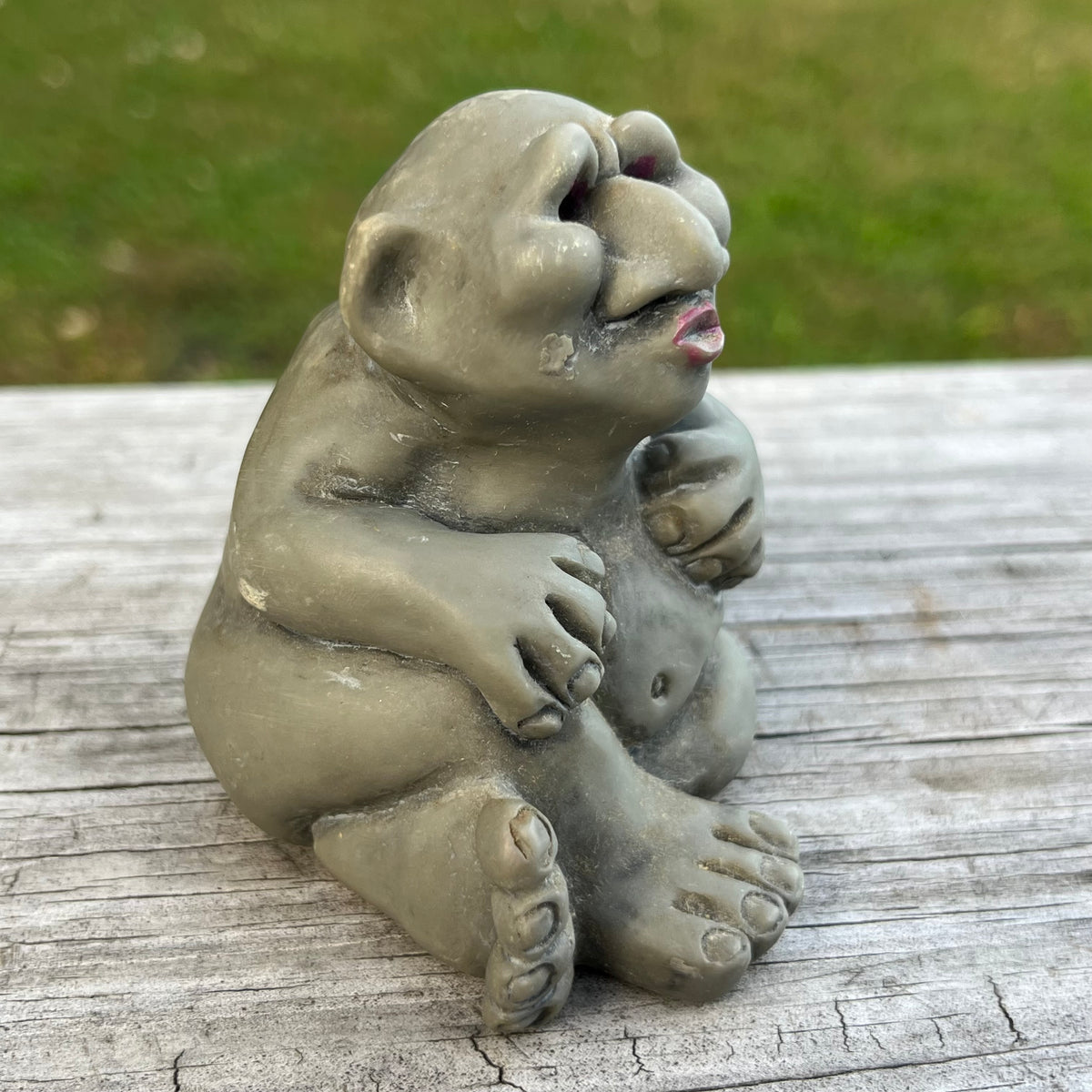 1994 Kissing garden troll.