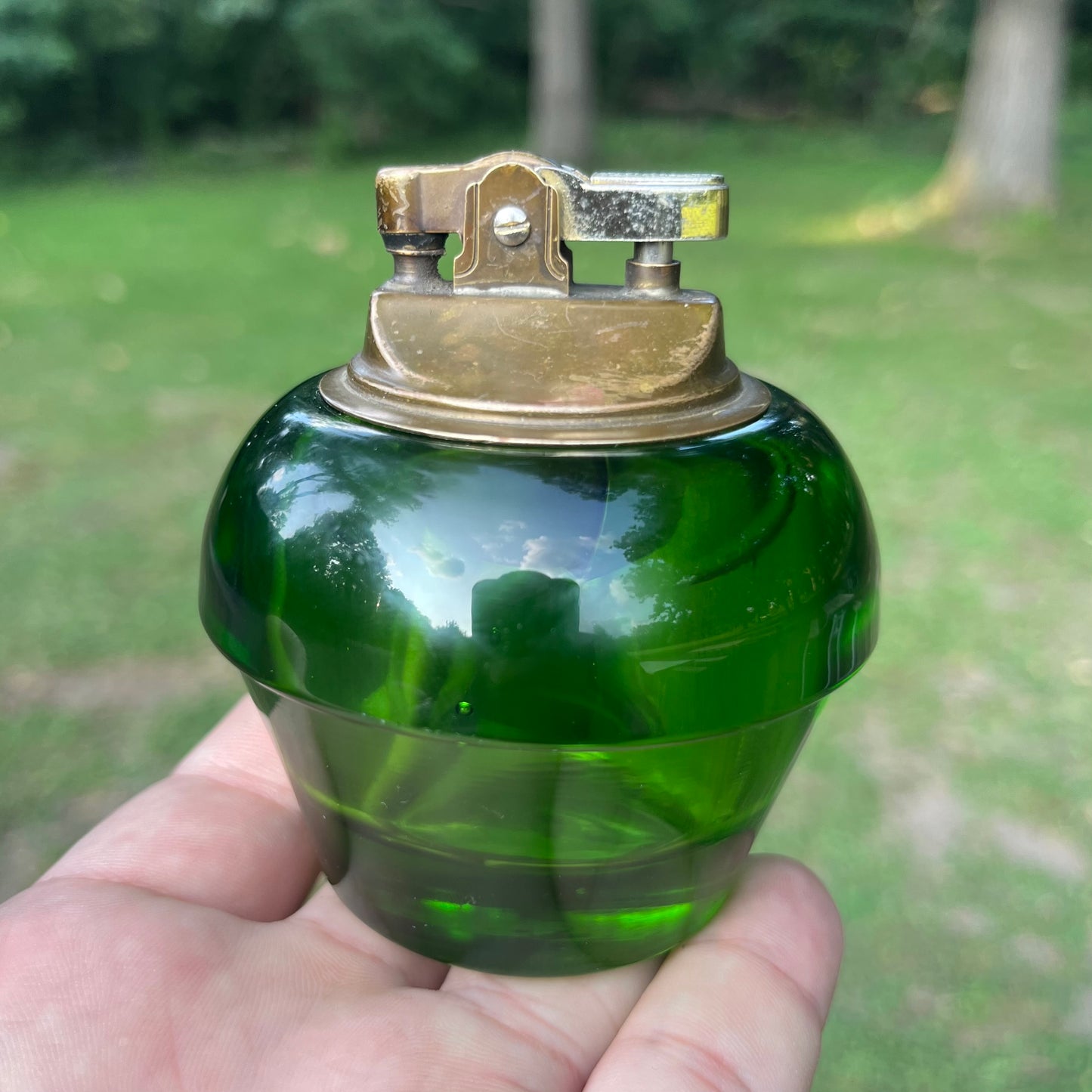 Vintage green L.E. Smith glass tabletop lighter.