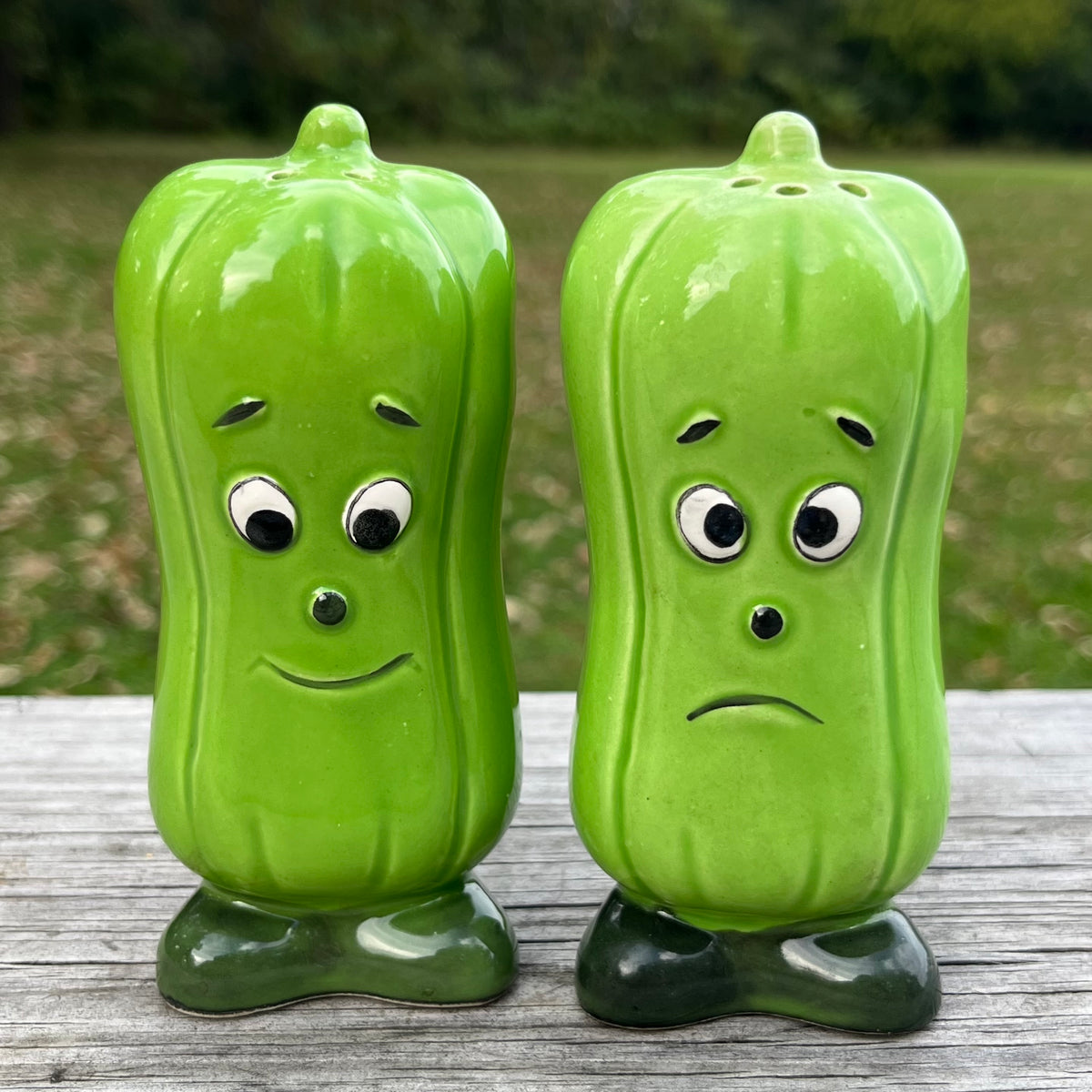 Vintage green peppers salt n ‘ pepper shakers.