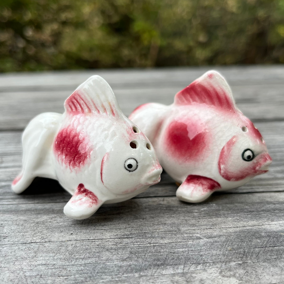 Vintage Pink fish salt n’ pepper shakers.