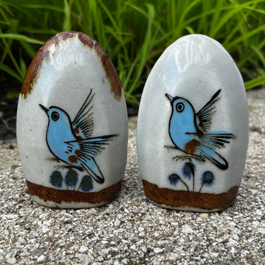 90s Hummingbird salt n’ pepper shakers.