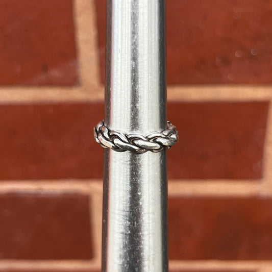 Vintage Sterling silver chain ring. Size 5.75.