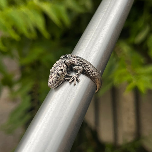 Vintage Sterling silver lizard poison ring. Size 8.5.