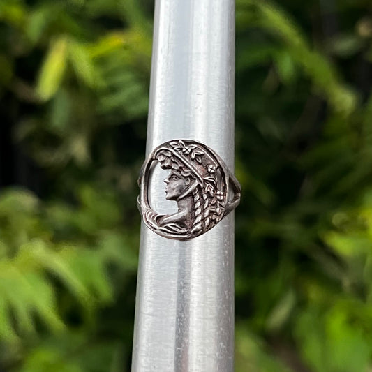 Vintage Sterling art nouveau ring. Size 6.