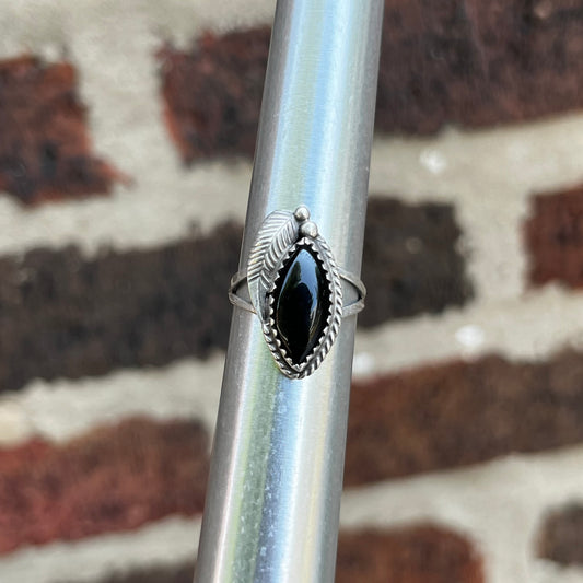 Vintage Sterling silver onyx feather ring. Size 5.25.