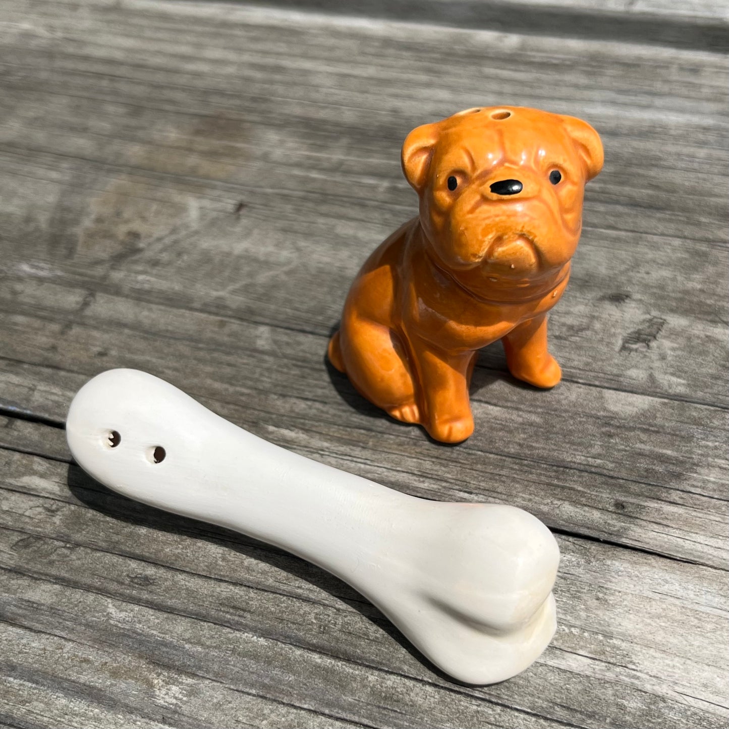 Vintage bulldog salt n’ pepper shakers.