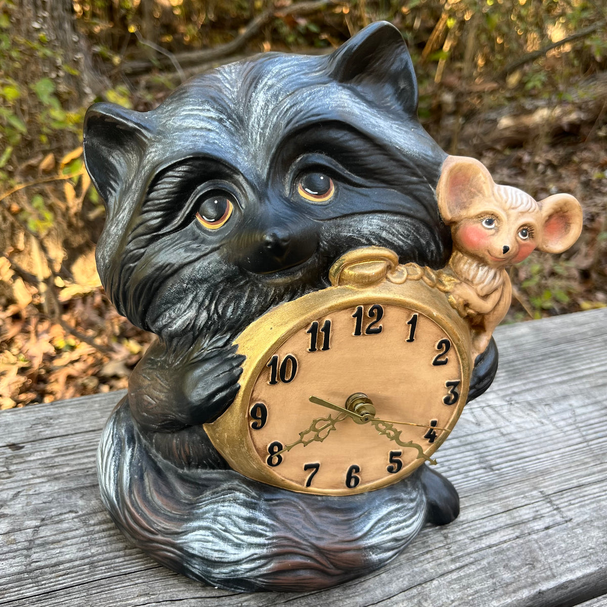 Vintage Holland Mold racoon clock.